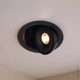 10W-os prémium billenthető LED lámpa CRI90-es színvisszaadással és irányítható fejjel, Fekete színű