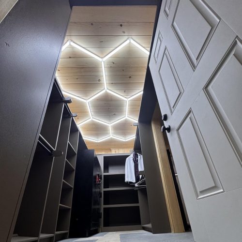 Modern iroda központi világítása egy 5 elemes hexagon lámpával