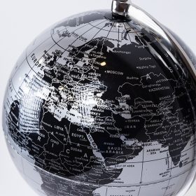 Metal Globe ezüst és fekete fém földgömb dekoráció, modern dísztárgy.