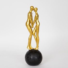 "Pár" dekorszobor elegáns arany színben, a szerelem modern szimbóluma.