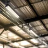 100W-os, lineáris, IP65 és IK08 védettségű LED ipari csarnokvilágító lámpatest, természetes fényű
