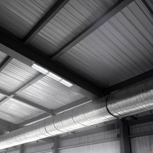 150W-os, lineáris, IP65 és IK08 védettségű LED ipari csarnokvilágító lámpatest, hideg fényű, nagy teljesítményű