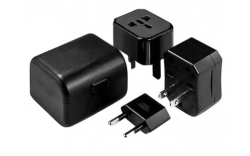 univerzális utazó adapter (világadapter) fehér színben