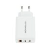 65W-os GaN technológiás gyorstöltő három USB porttal fehér színben
