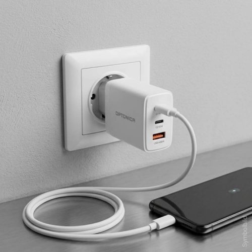 65W-os GaN technológiás gyorstöltő három USB porttal fehér színben