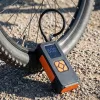 4 az 1-ben multifunkciós autós vészindító bikázó és digitális kerékfújó kompresszor 10000mAh
