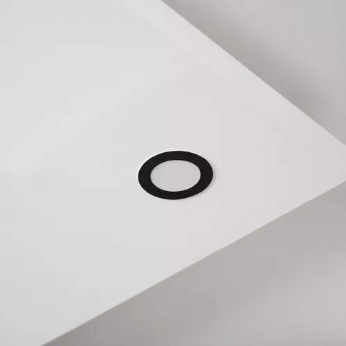 Fekete, kerek Avide Extra Ring alumínium dekorgyűrű egy 6w-os beépített fehér LED panellel, mennyezeten