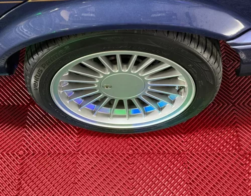 Piros színű, 1,8 cm vastag rácsos szerkezetű (bordás) moduláris garázspadló lap