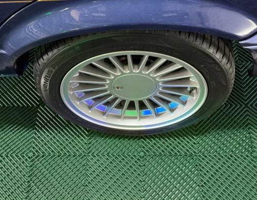 Zöld színű, 1,8 cm vastag rácsos szerkezetű (bordás) moduláris garázspadló lap