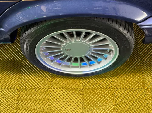 Sárga színű, 1,8 cm vastag rácsos szerkezetű (bordás) moduláris garázspadló lap