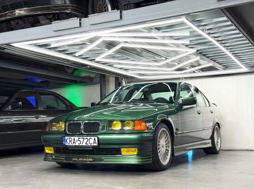 Berge Hexagon LED mennyezeti lámpa 210W teljesítménnyel, IP44 védettséggel és egyedi hatszögletű designnal, hideg fehér fénnyel.