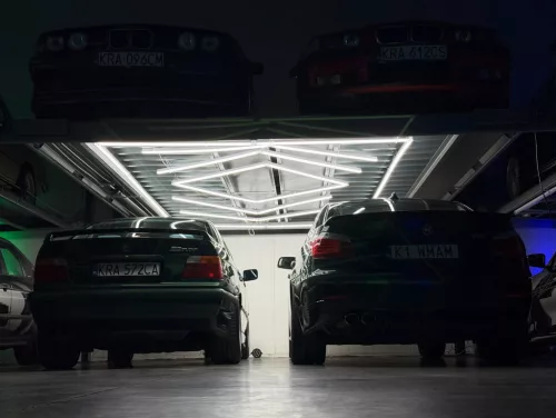 Berge Hexagon LED mennyezeti lámpa 210W teljesítménnyel, IP44 védettséggel és egyedi hatszögletű designnal, hideg fehér fénnyel.