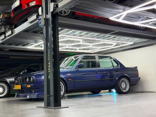 Berge Hexagon LED mennyezeti lámpa 310W teljesítménnyel, IP44 védettséggel és egyedi hatszögletű designnal, hideg fehér fénnyel.