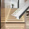 TILE-EDGE lépcsőprofil beépítési rajza: a rögzítőszár a csemperagasztóban, a LED lefelé világít