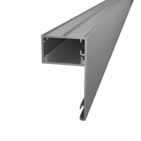 Eloxált alumínium (ezüst) DECO LINE karnistakaró LED profil mennyezetre szerelve, opál fedéllel, modern függönyvilágításhoz.