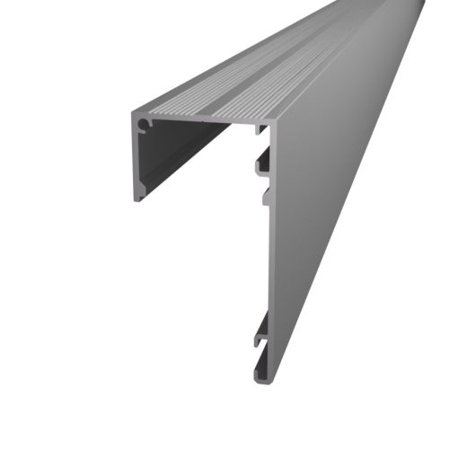 Eloxált alumínium (ezüst) DECO LINE karnistakaró LED profil mennyezetre szerelve, opál fedéllel, modern függönyvilágításhoz.