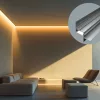 Nappali erős fővilágítással, WALL-GLOW FULL széles profillal és dupla LED szalaggal kialakítva