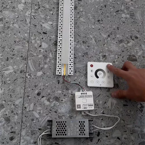 Modern, 4-zónás fali vezérlőpanel és RF távirányító egyszínű, digitális LED szalagokhoz