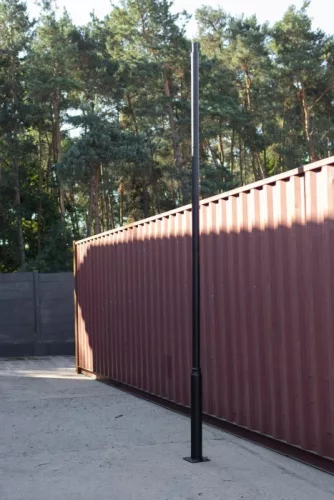 Szétszedett, 3 darabból álló lámpaoszlop elemek, amelyek könnyen szállíthatók személyautóval is