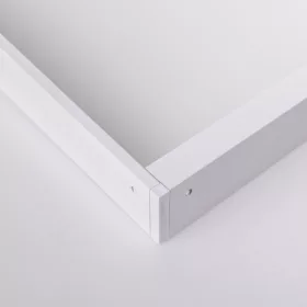 Modern, fehér, felületre szerelhető kiemelő keret 60x60 cm-es élvilágított LED panelhez.