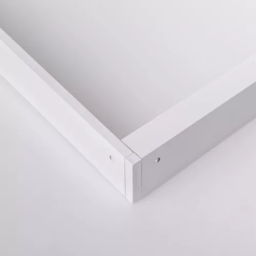 Modern, fehér, felületre szerelhető kiemelő keret 60x60 cm-es élvilágított LED panelhez.