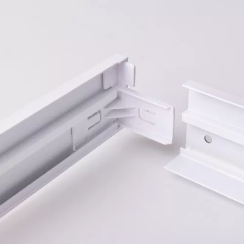 Modern, fehér, felületre szerelhető kiemelő keret 60x60 cm-es élvilágított LED panelhez.