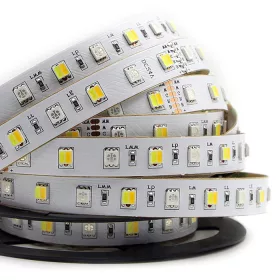 Nagy teljesítményű RGB+CCT LED szalag működés közben, amely színes és állítható fehér fényt is tud