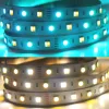 Nagy teljesítményű RGB+CCT LED szalag működés közben, amely színes és állítható fehér fényt is tud