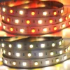 Nagy teljesítményű RGB+CCT LED szalag működés közben, amely színes és állítható fehér fényt is tud