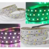 Nagy teljesítményű RGB+CCT LED szalag működés közben, amely színes és állítható fehér fényt is tud