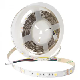 Nagy teljesítményű kültéri RGB+CCT LED szalag működés közben, amely színes és állítható fehér fényt is tud