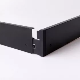 Modern, fekete, felületre szerelhető kiemelő keret 120x30 cm-es élvilágított LED panelhez