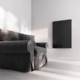 Prémium, fehér üveg infrapanel egy modern, minimalista nappali falán, egy elegáns kanapé fölött 600W