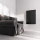 Prémium, fehér üveg infrapanel egy modern, minimalista nappali falán, egy elegáns kanapé fölött 600W