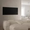 Prémium, fehér üveg infrapanel egy modern, minimalista nappali falán, egy elegáns kanapé fölött 600W