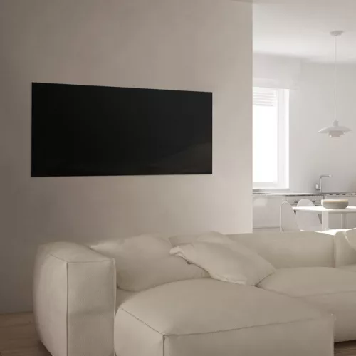 Prémium, fehér üveg infrapanel egy modern, minimalista nappali falán, egy elegáns kanapé fölött 600W