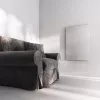 Prémium, fehér üveg infrapanel egy modern, minimalista nappali falán, egy elegáns kanapé fölött 600W