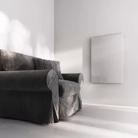 Prémium, fehér üveg infrapanel egy modern, minimalista nappali falán, egy elegáns kanapé fölött 600W