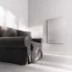 Prémium, fehér üveg infrapanel egy modern, minimalista nappali falán, egy elegáns kanapé fölött 600W