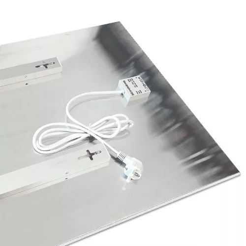 Prémium, fehér üveg infrapanel egy modern, minimalista nappali falán, egy elegáns kanapé fölött 600W