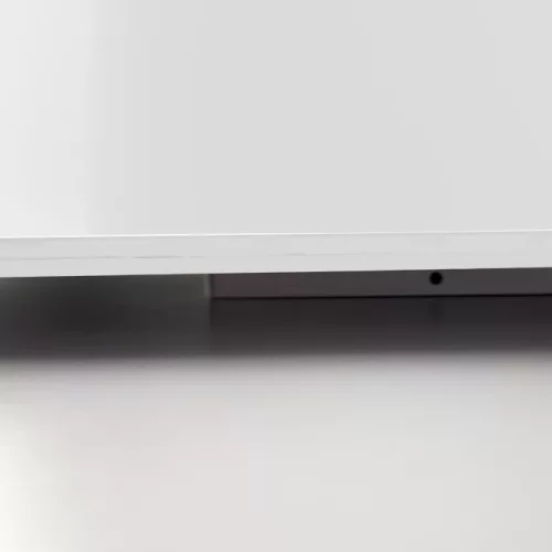 Prémium, fehér üveg infrapanel egy modern, minimalista nappali falán, egy elegáns kanapé fölött 600W