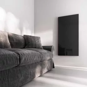 Prémium, fehér üveg infrapanel egy modern, minimalista nappali falán, egy elegáns kanapé fölött 600W