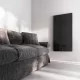 Prémium, fehér üveg infrapanel egy modern, minimalista nappali falán, egy elegáns kanapé fölött 600W