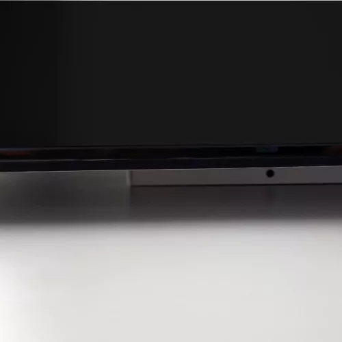 Prémium, fehér üveg infrapanel egy modern, minimalista nappali falán, egy elegáns kanapé fölött 600W