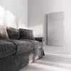 Prémium, fehér üveg infrapanel egy modern, minimalista nappali falán, egy elegáns kanapé fölött 800W