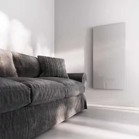 Prémium, fehér üveg infrapanel egy modern, minimalista nappali falán, egy elegáns kanapé fölött 800W
