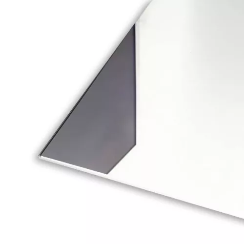 Prémium, fehér üveg infrapanel egy modern, minimalista nappali falán, egy elegáns kanapé fölött 800W