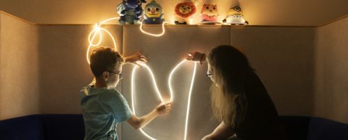 Hajlítható Neon Flex LED szalag, ami homogén, pontmentes fényt ad egyedi feliratokhoz