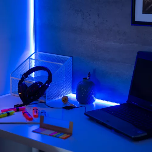 Hajlítható RGB Neon Flex LED szalag, ami homogén, pontmentes fényt ad egyedi feliratokhoz