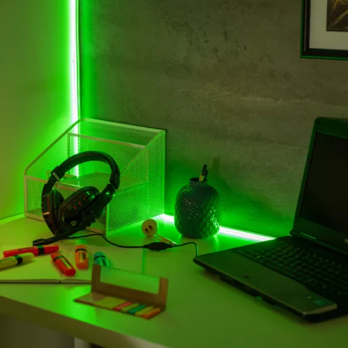 Hajlítható RGB Neon Flex LED szalag, ami homogén, pontmentes fényt ad egyedi feliratokhoz